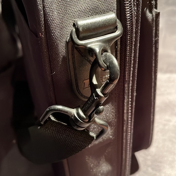 Targus Laptop Bag Classic Slim Briefcase Messenger Bag,Foam Padded Laptop Case - Picture 13 of 15